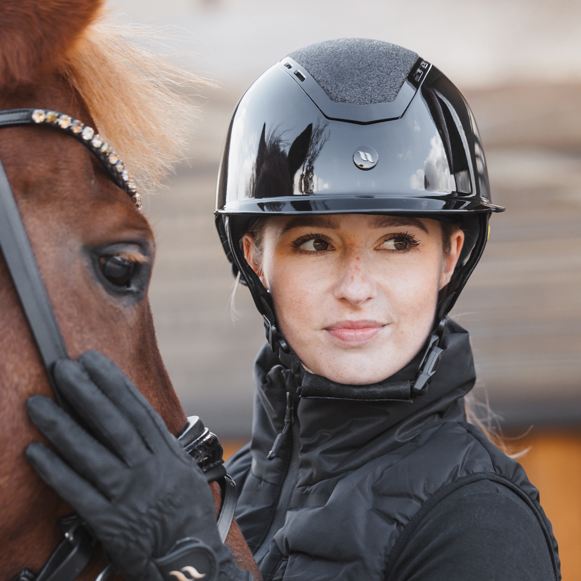 Paardrijhelm Caracas Glossy Back on Track®